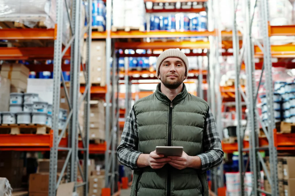 Lagerverwalter, der die RFID Werkzeugverwaltungssoftware von Schindler nutzt